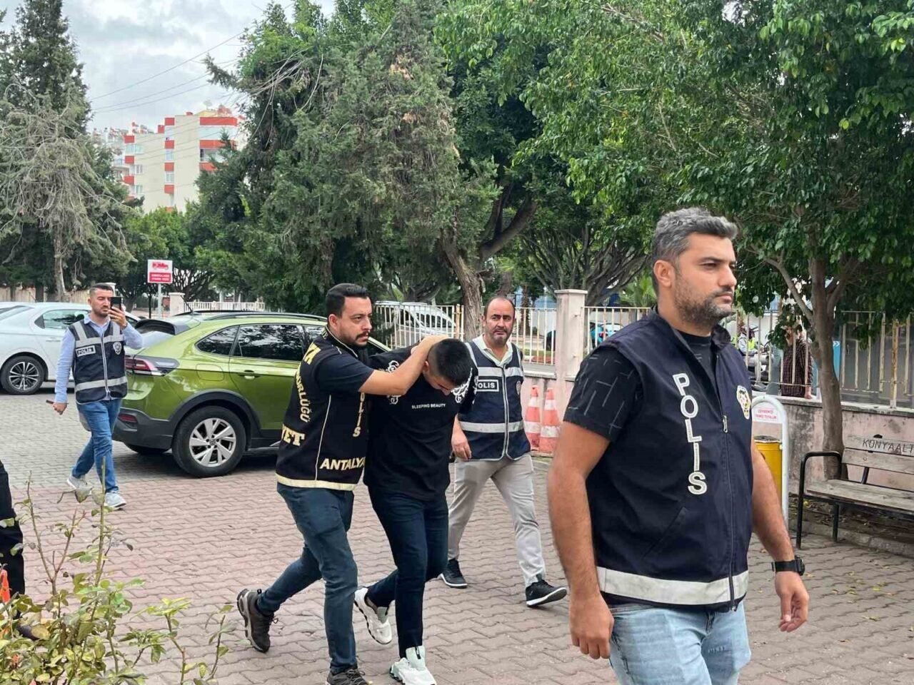 Antalya’da 2 kişinin ölümüyle sonuçlanan silahlı kavga şüphelileri adliyeye sevk edildi