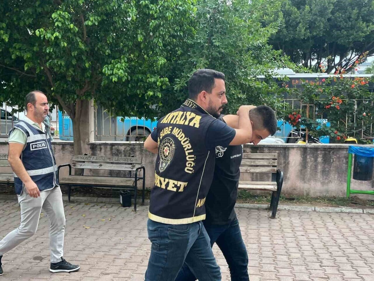 Antalya’da 2 kişinin ölümüyle sonuçlanan silahlı kavga şüphelileri adliyeye sevk edildi