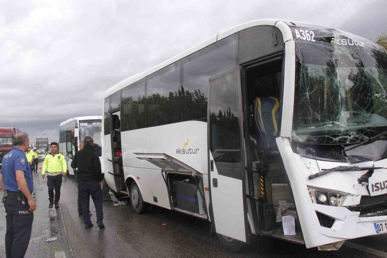 Antalya’da 4 araçlı zincirleme kaza: 2 Alman turist yaralandı