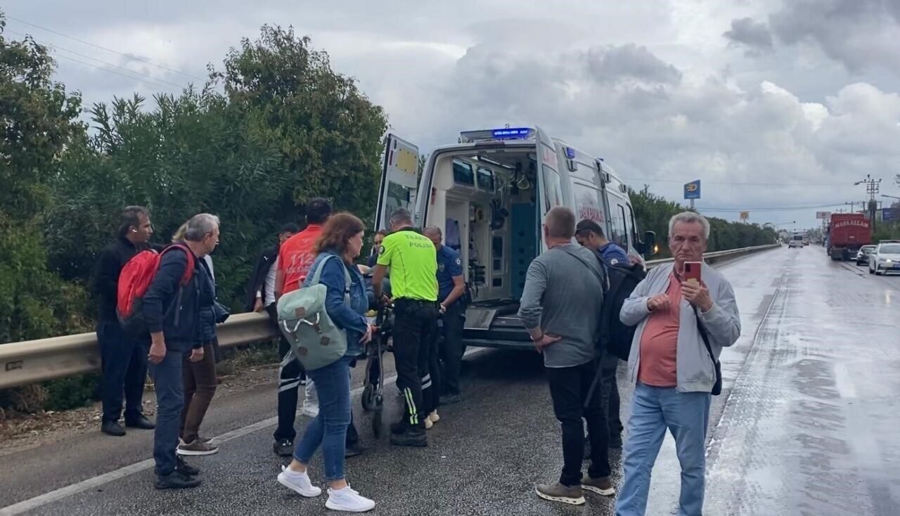 Antalya’da 4 araçlı zincirleme kaza: 2 Alman turist yaralandı