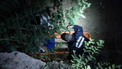 Antalya’da yol kenarındaki yaklaşık 4 metrelik inşaat çukuruna düşen kadın