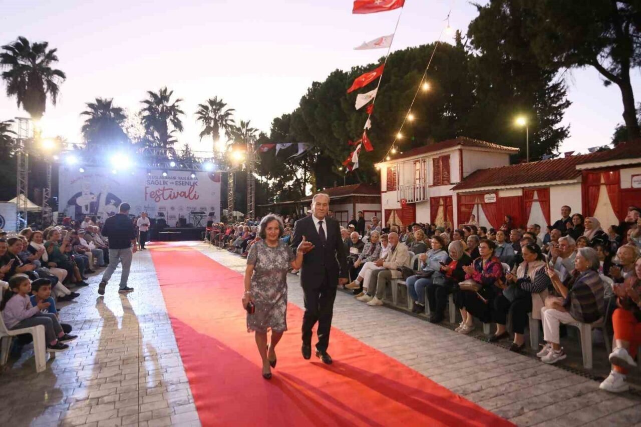 Antalya’da 60 yaş üstü öğrenciler podyumda mankenlere taş çıkardı