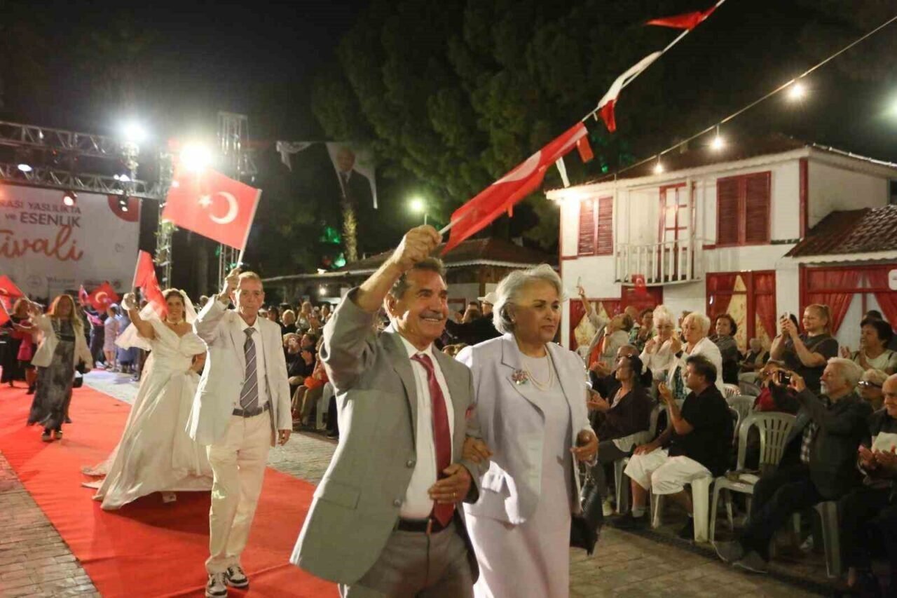 Antalya’da 60 yaş üstü öğrenciler podyumda mankenlere taş çıkardı