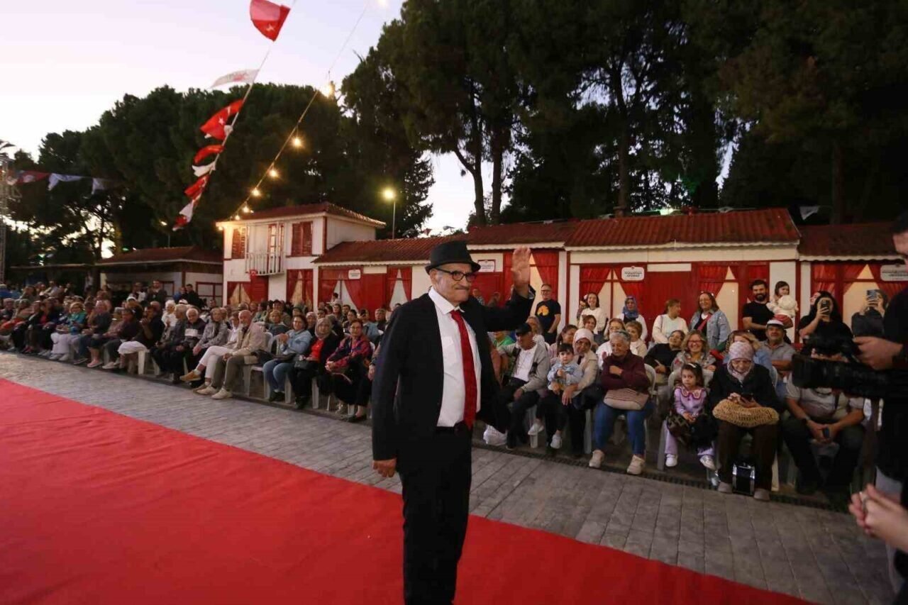 Antalya’da 60 yaş üstü öğrenciler podyumda mankenlere taş çıkardı