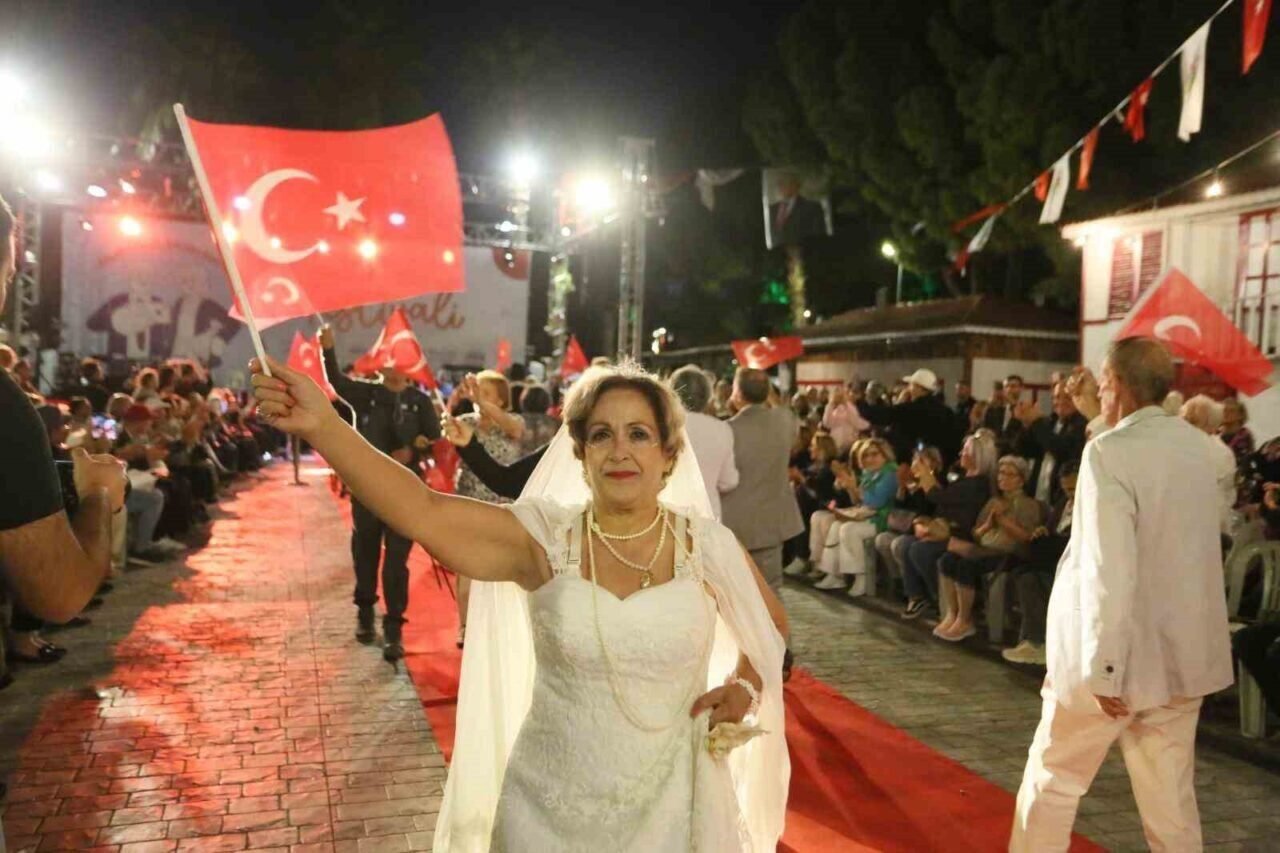 Antalya’da 60 yaş üstü öğrenciler podyumda mankenlere taş çıkardı