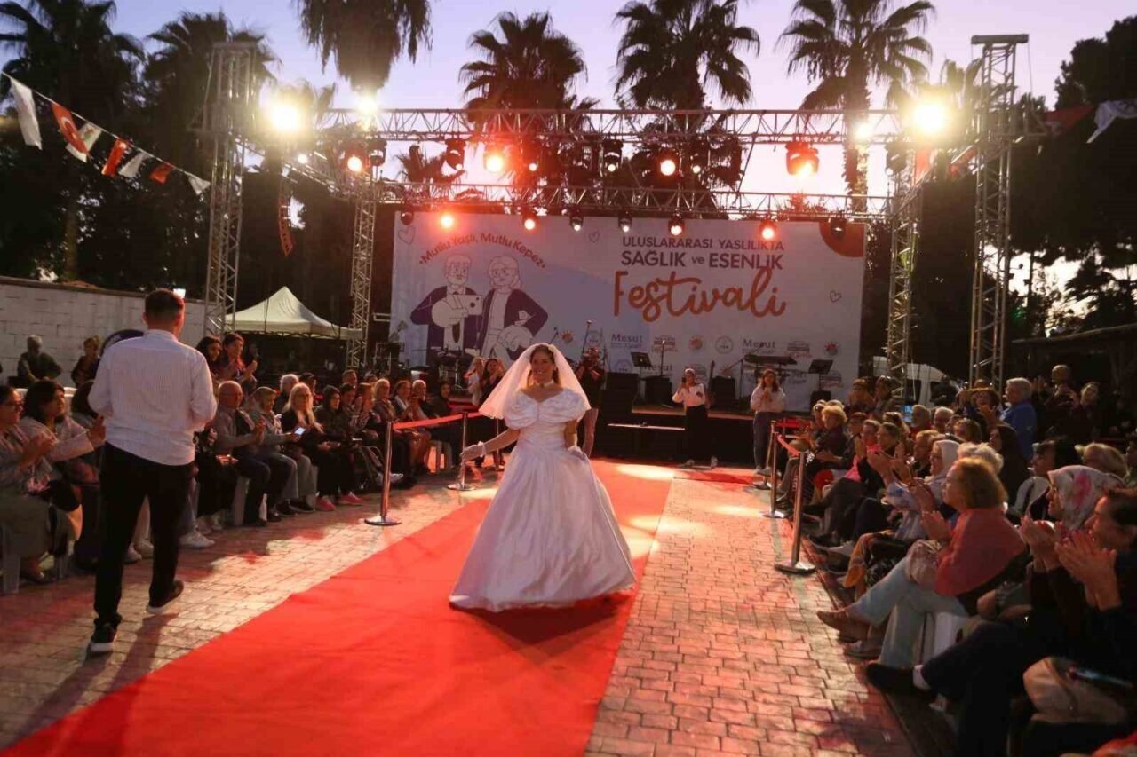 Antalya’da 60 yaş üstü öğrenciler podyumda mankenlere taş çıkardı