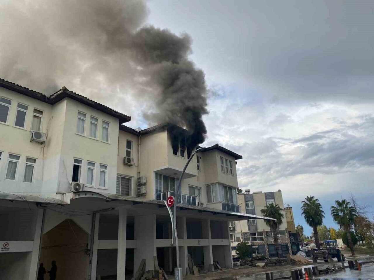 Antalya’da apartman dairesi alev alev yandı