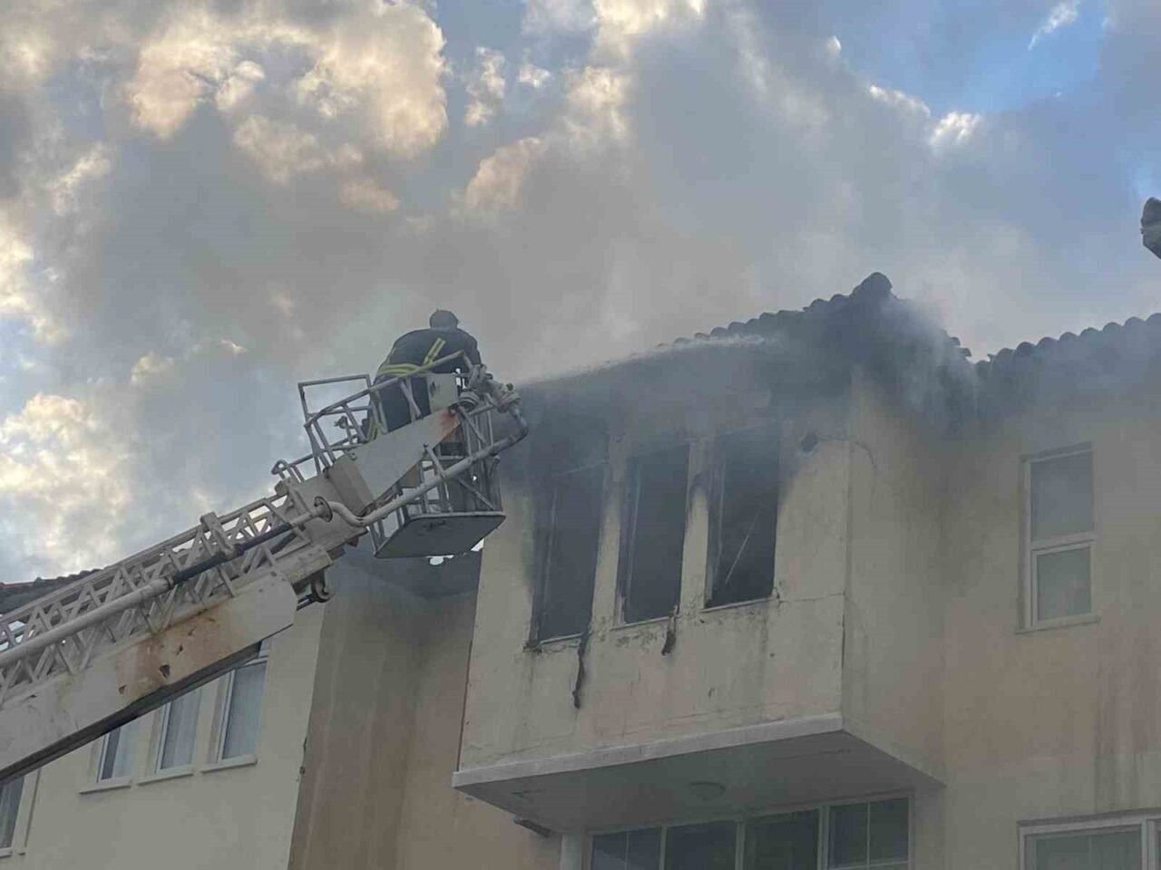 Antalya’da apartman dairesi alev alev yandı