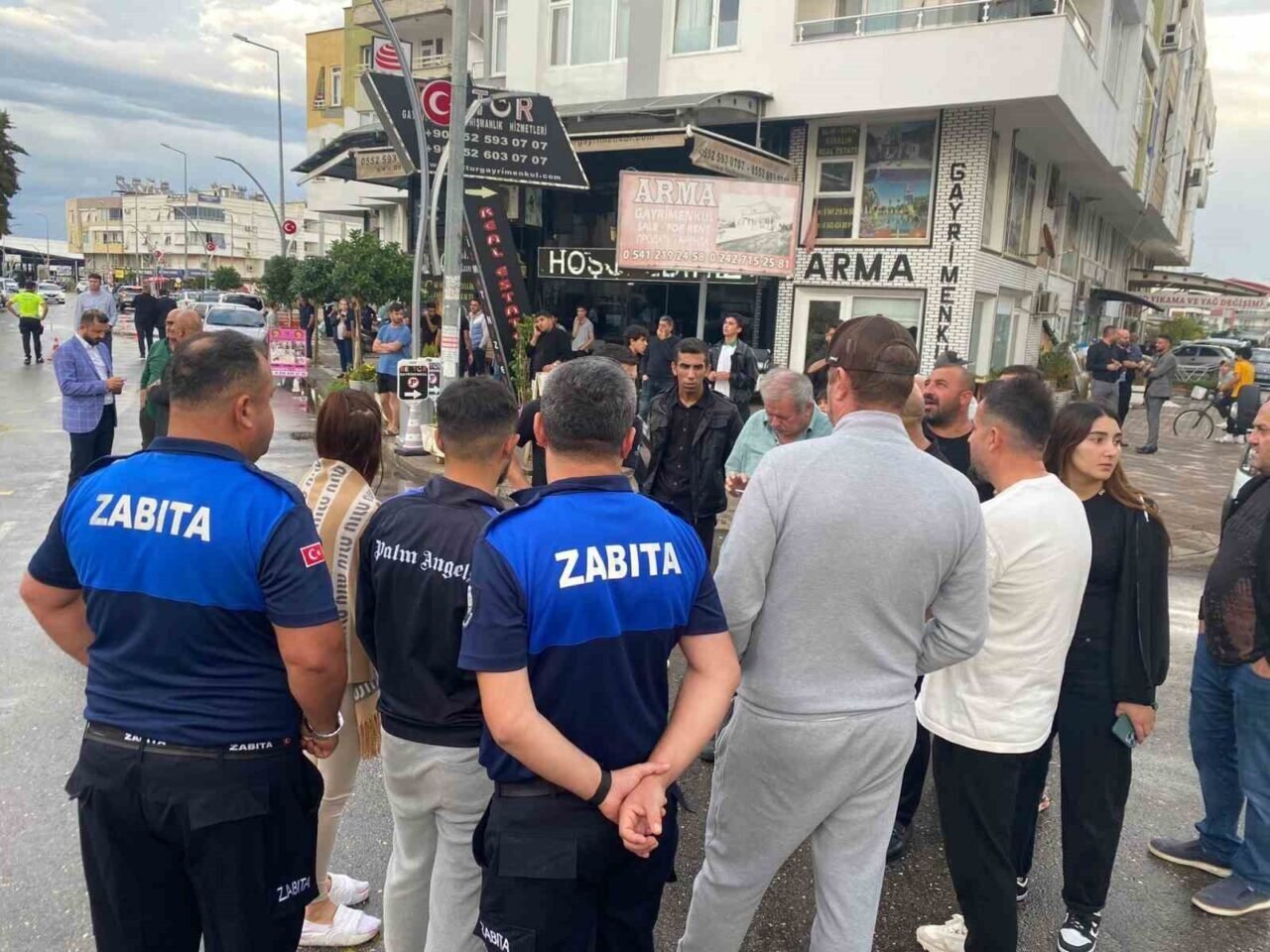 Antalya’da apartman dairesi alev alev yandı