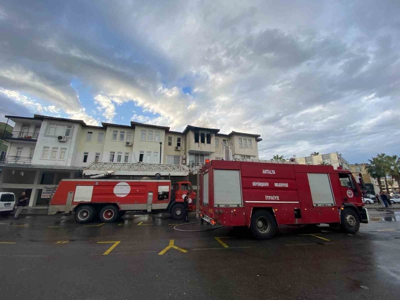 Antalya’da apartman dairesi alev alev yandı