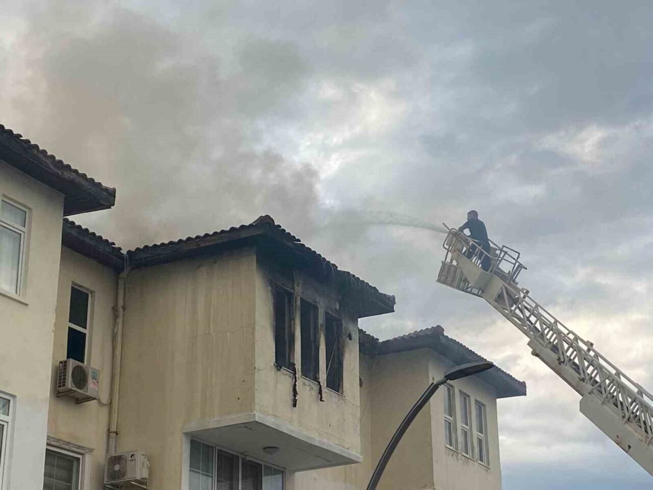 Antalya’da apartman dairesi alev alev yandı