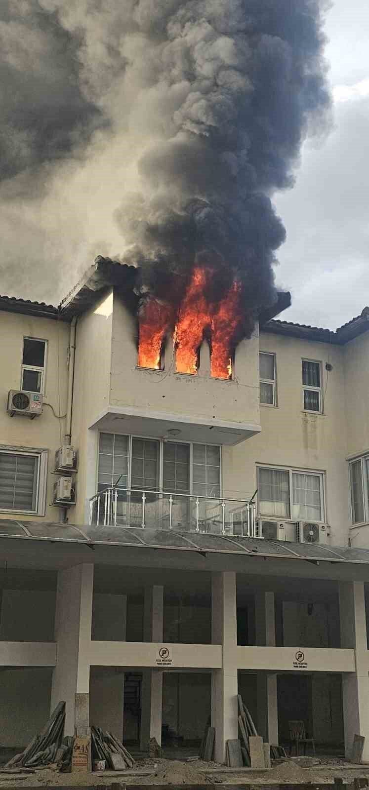 Antalya’da apartman dairesi alev alev yandı