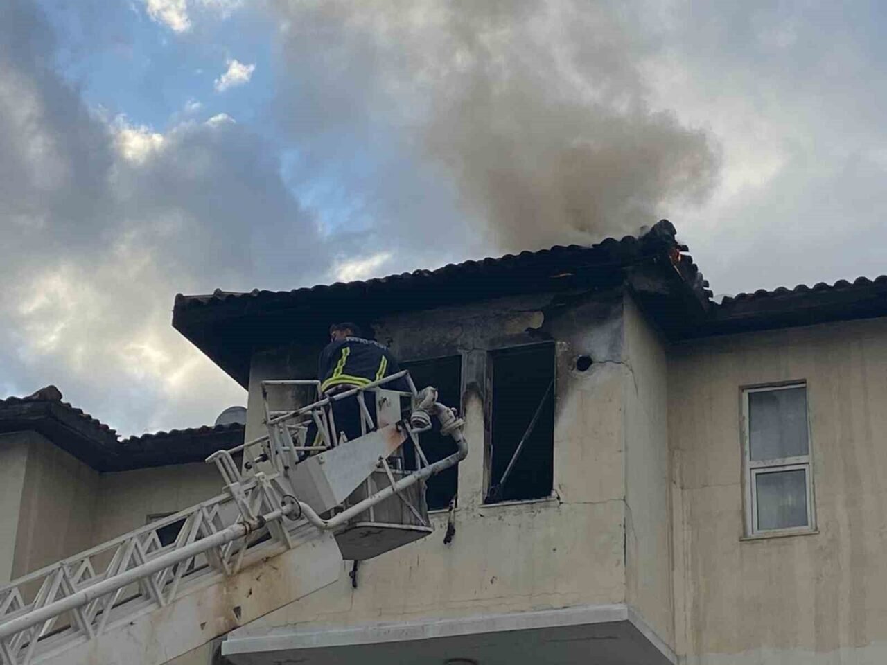 Antalya’da apartman dairesi alev alev yandı