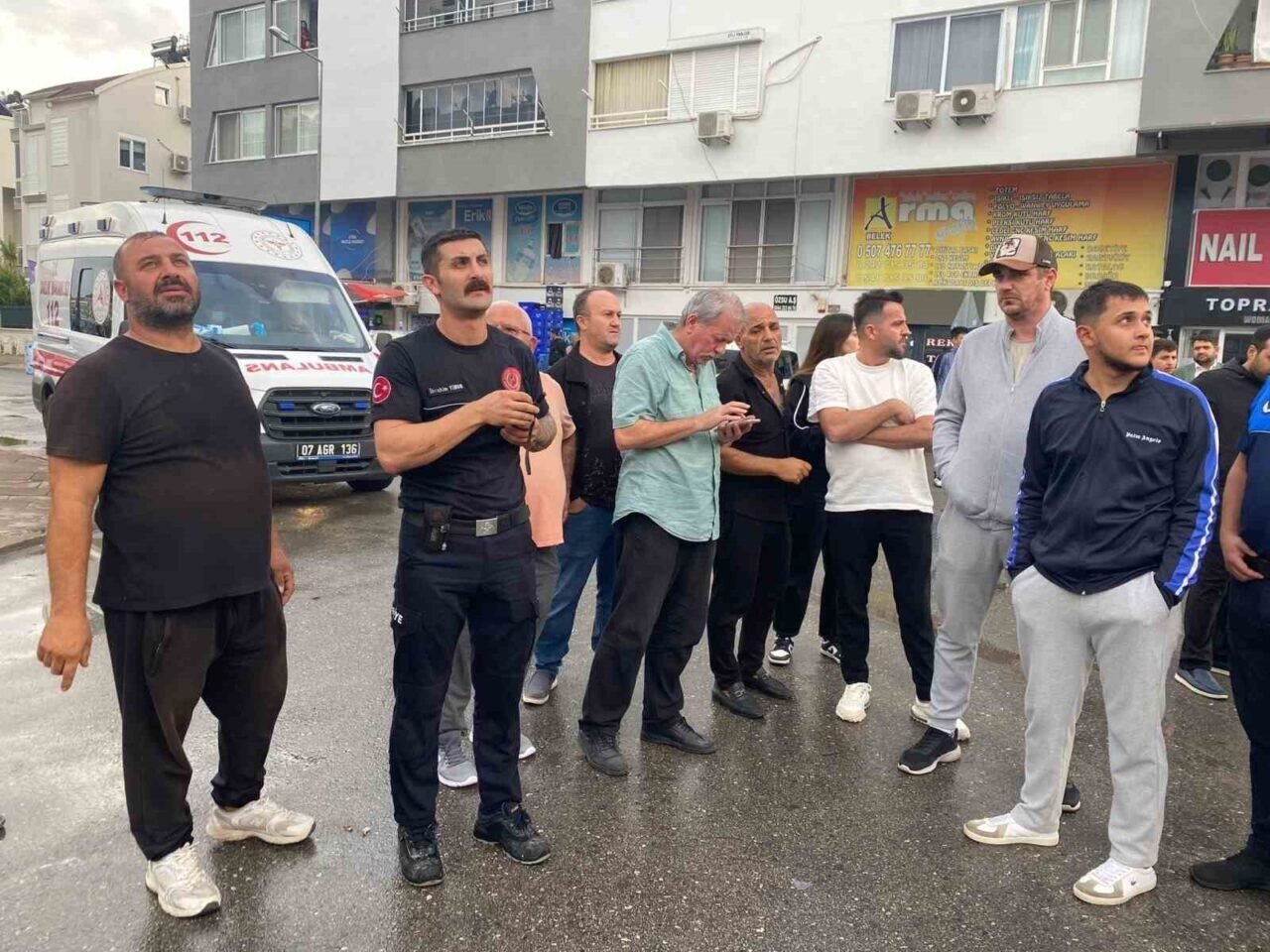 Antalya’da apartman dairesi alev alev yandı
