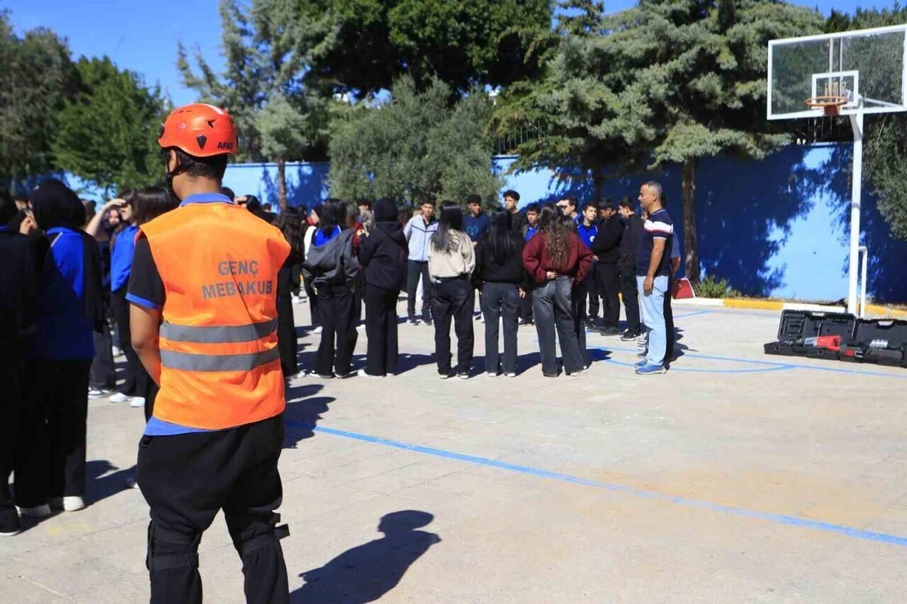 Antalya’da deprem tahliye tatbikatı gerçekleştirildi