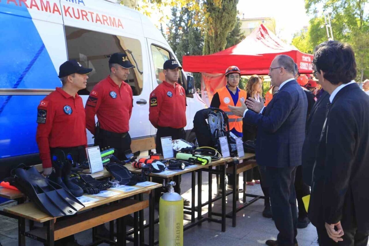 Antalya’da deprem tahliye tatbikatı gerçekleştirildi