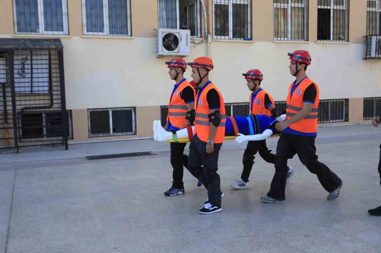 Antalya’da deprem tahliye tatbikatı gerçekleştirildi
