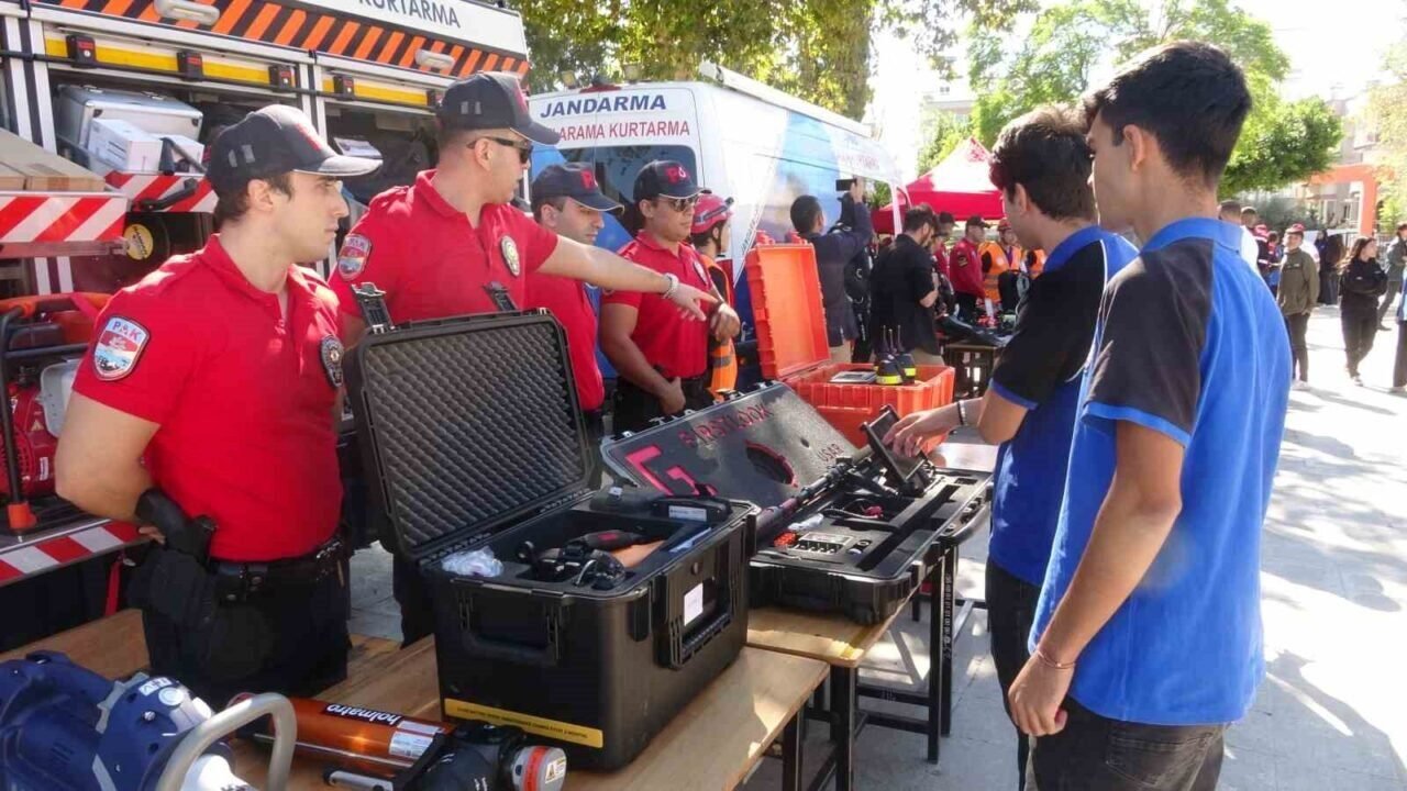 Antalya’da deprem tahliye tatbikatı gerçekleştirildi
