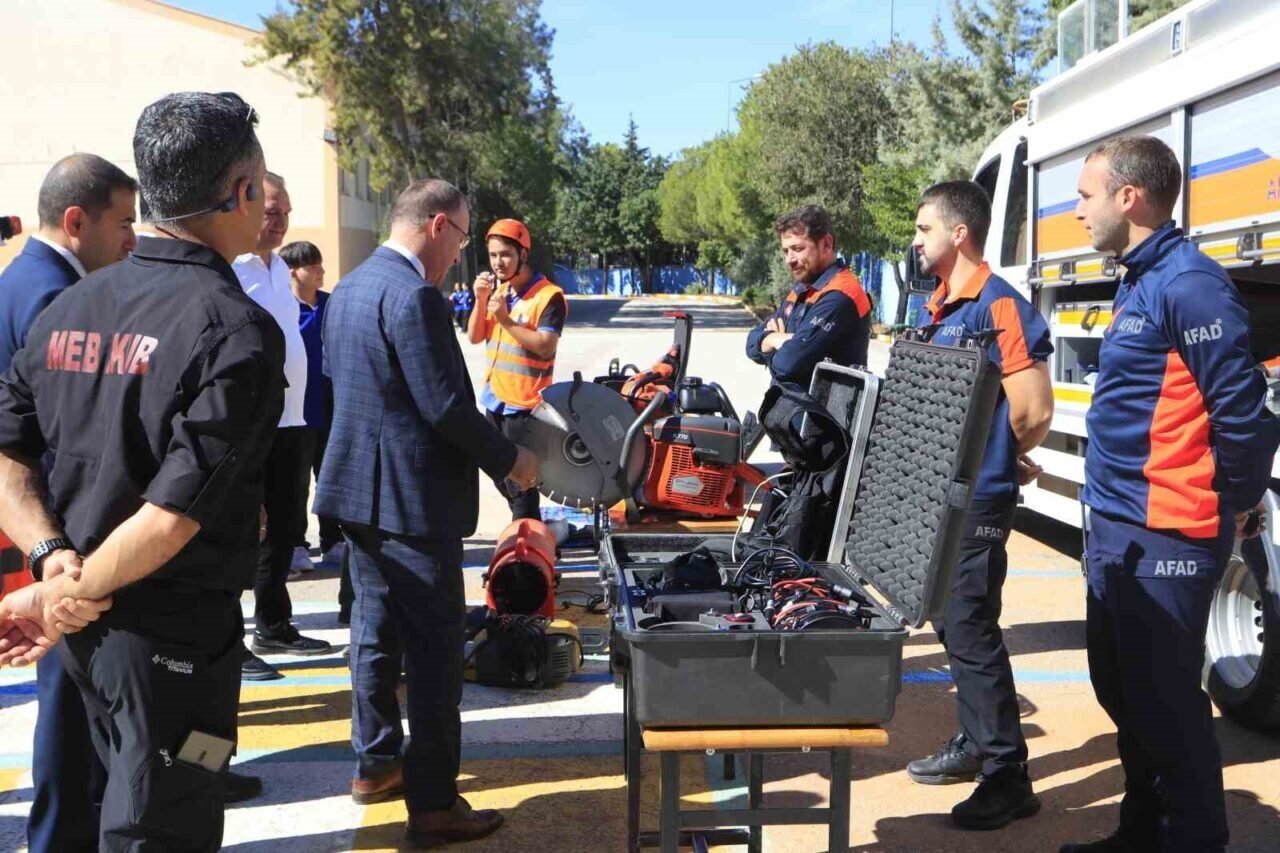 Antalya’da deprem tahliye tatbikatı gerçekleştirildi