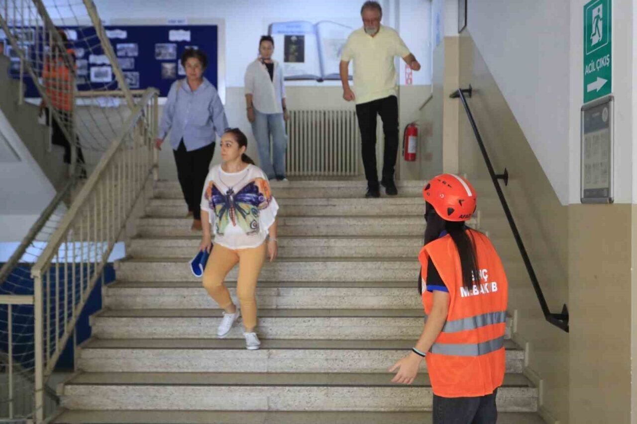 Antalya’da deprem tahliye tatbikatı gerçekleştirildi
