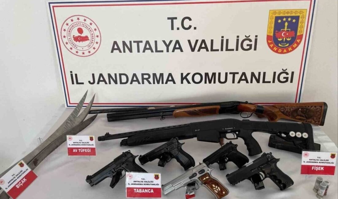Antalya’da düzenlenen operasyonda çok sayıda ruhsatsız silah ele geçirildi Antalya İl Jandarma Komutanlığı ekipleri, Antalya’nın Gazipaşa ilçesinde düzenledikleri operasyonda