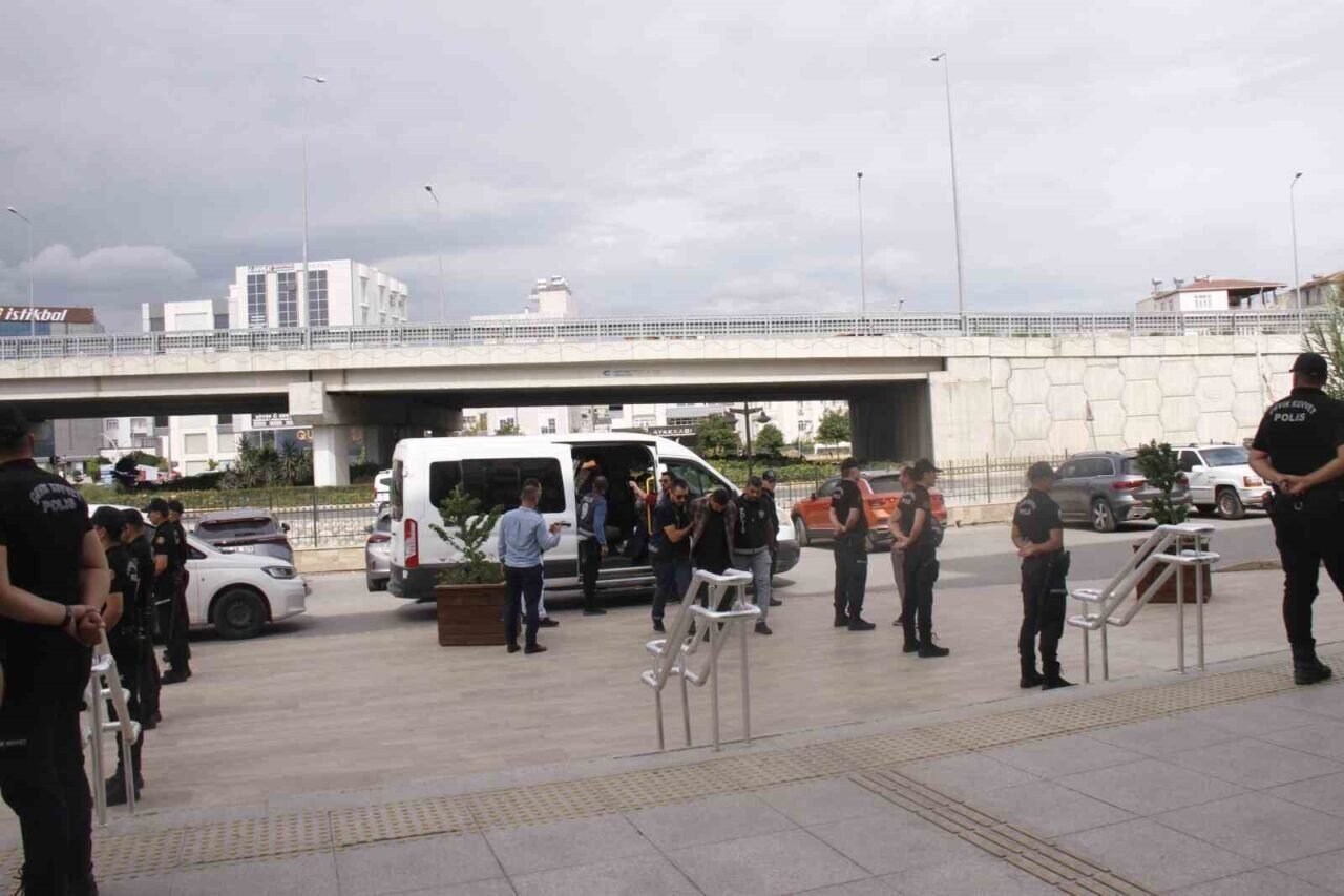 Antalya’da iki kişinin öldüğü silahlı kavgaya ilişkin 6 tutuklama Antalya’da iki kişinin öldüğü silahlı kavgaya ilişkin 6 tutuklama