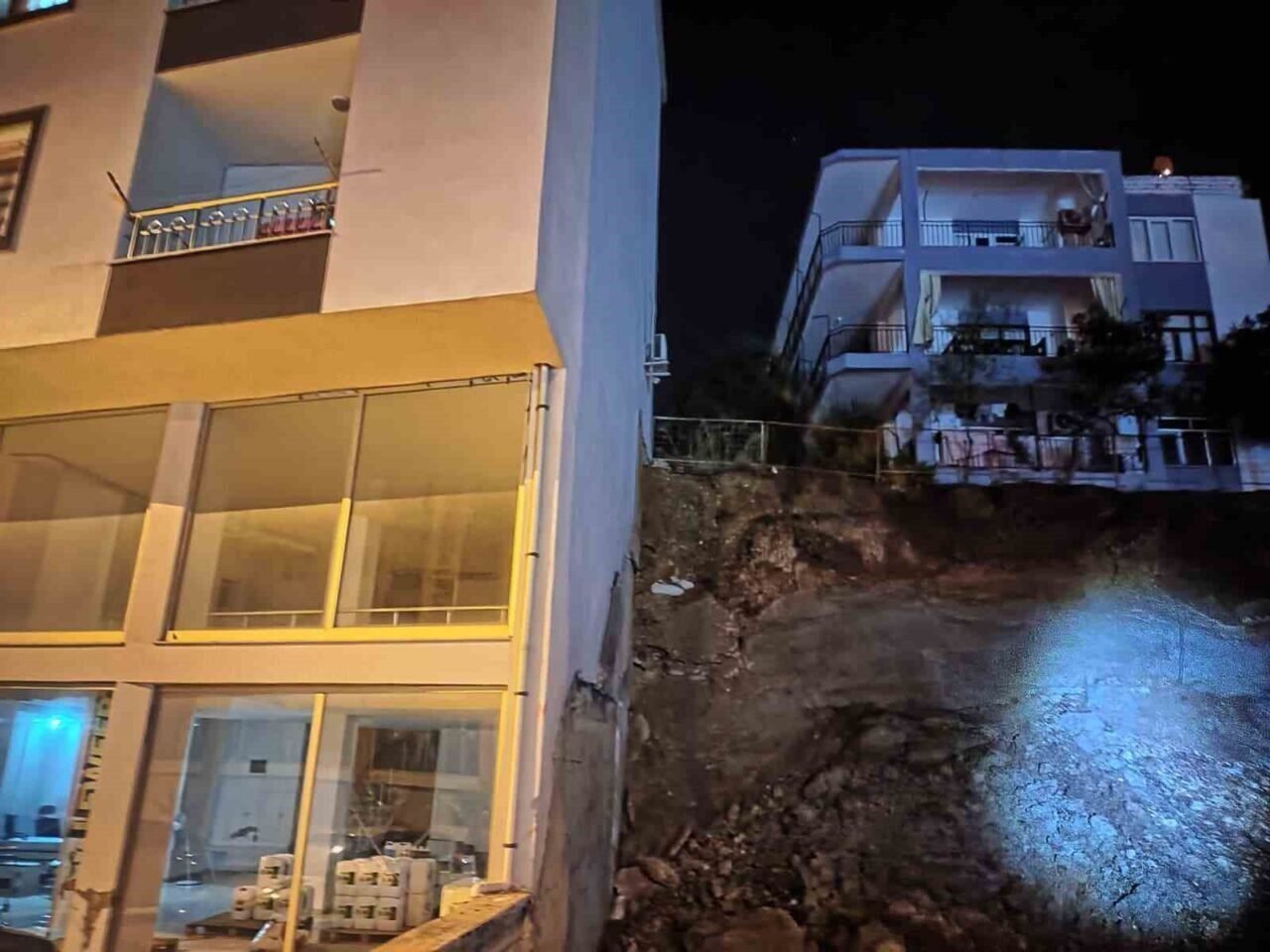 Antalya’da inşaat kazı çalışmaları sırasında toprak kayması: Bir ev tahliye edildi