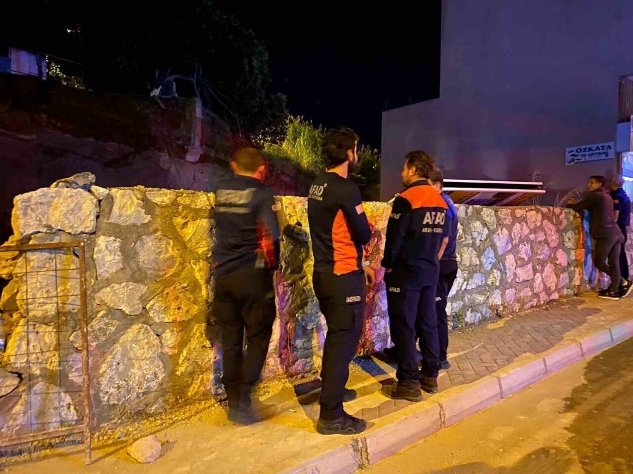 Antalya’da inşaat kazı çalışmaları sırasında toprak kayması: Bir ev tahliye edildi