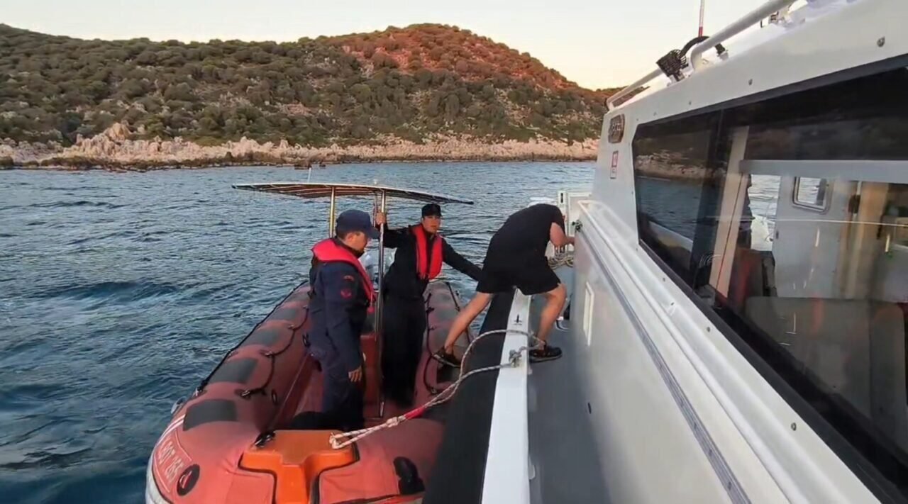 Antalya’da kayalıklarda mahsur kalan Alman turisti Sahil Güvenlik ekipleri kurtardı