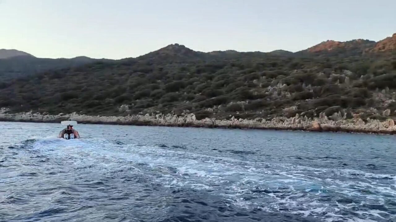 Antalya’da kayalıklarda mahsur kalan Alman turisti Sahil Güvenlik ekipleri kurtardı