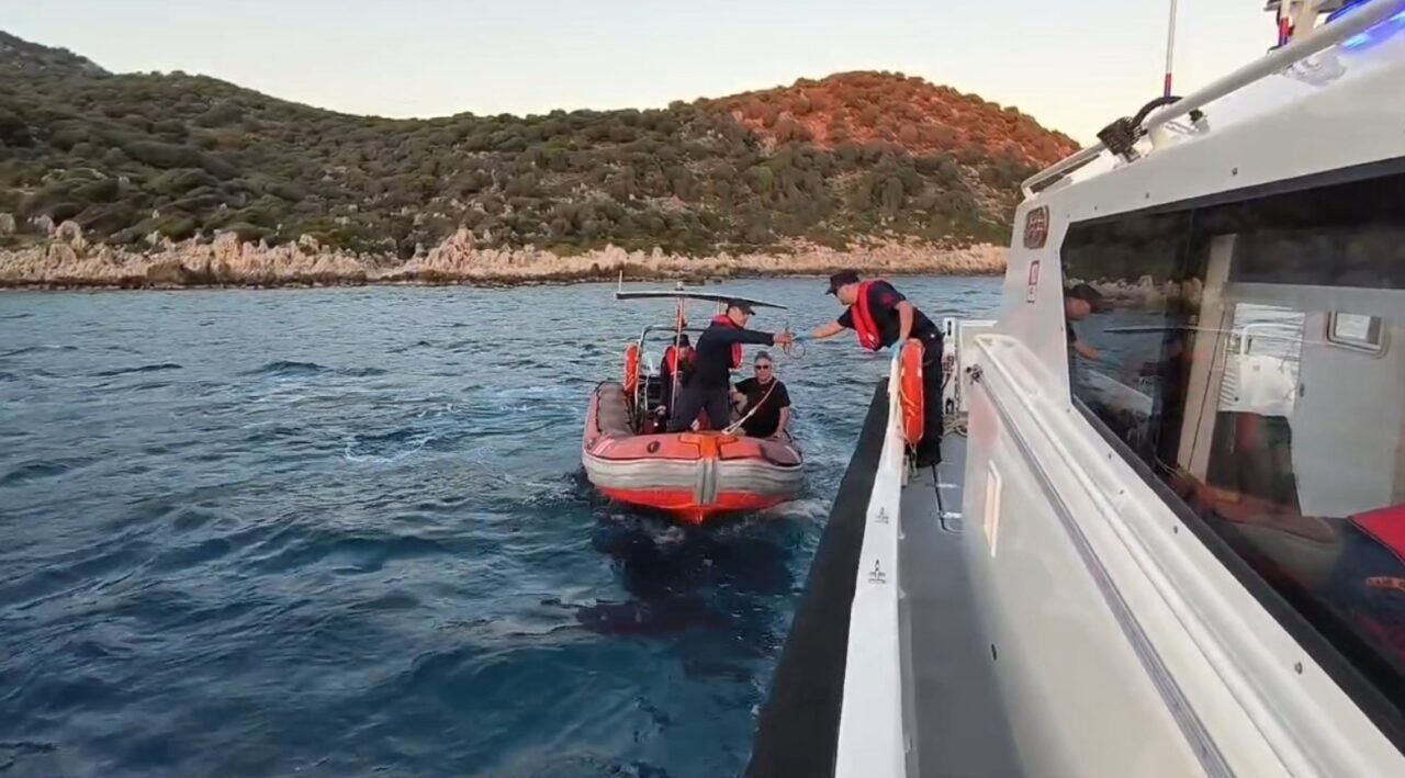 Antalya’da kayalıklarda mahsur kalan Alman turisti Sahil Güvenlik ekipleri kurtardı