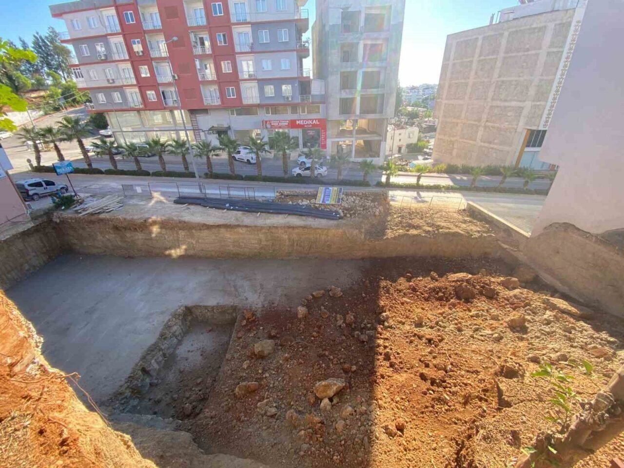 Antalya’da kazı sırasında toprak kayması yaşanan alan görüntülendi