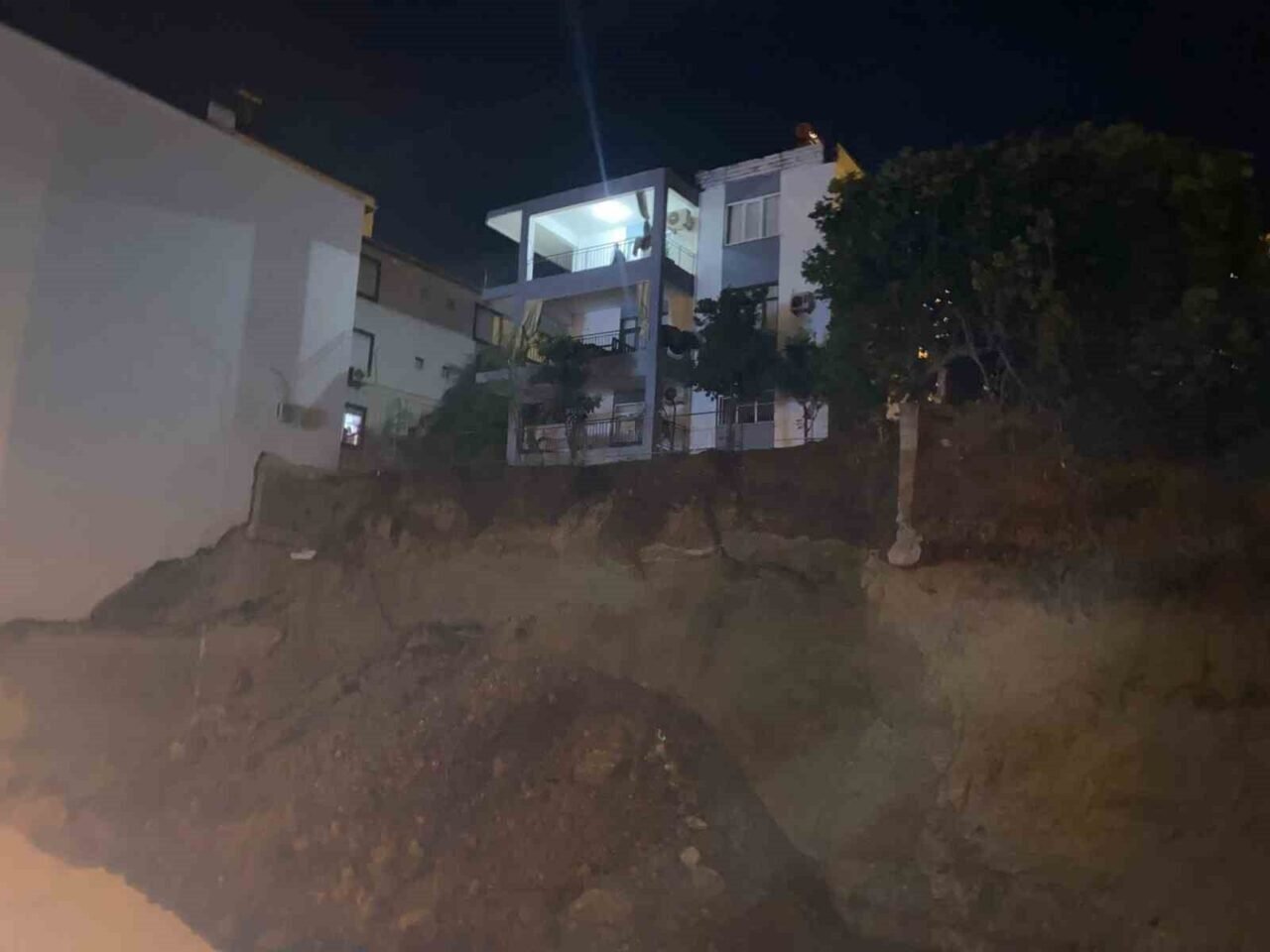Antalya’da kazı sırasında toprak kayması yaşanan alan görüntülendi
