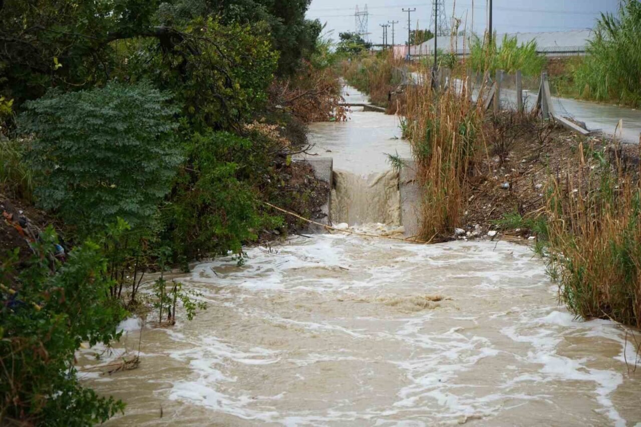 Antalya’da sağanak seraları da vurdu