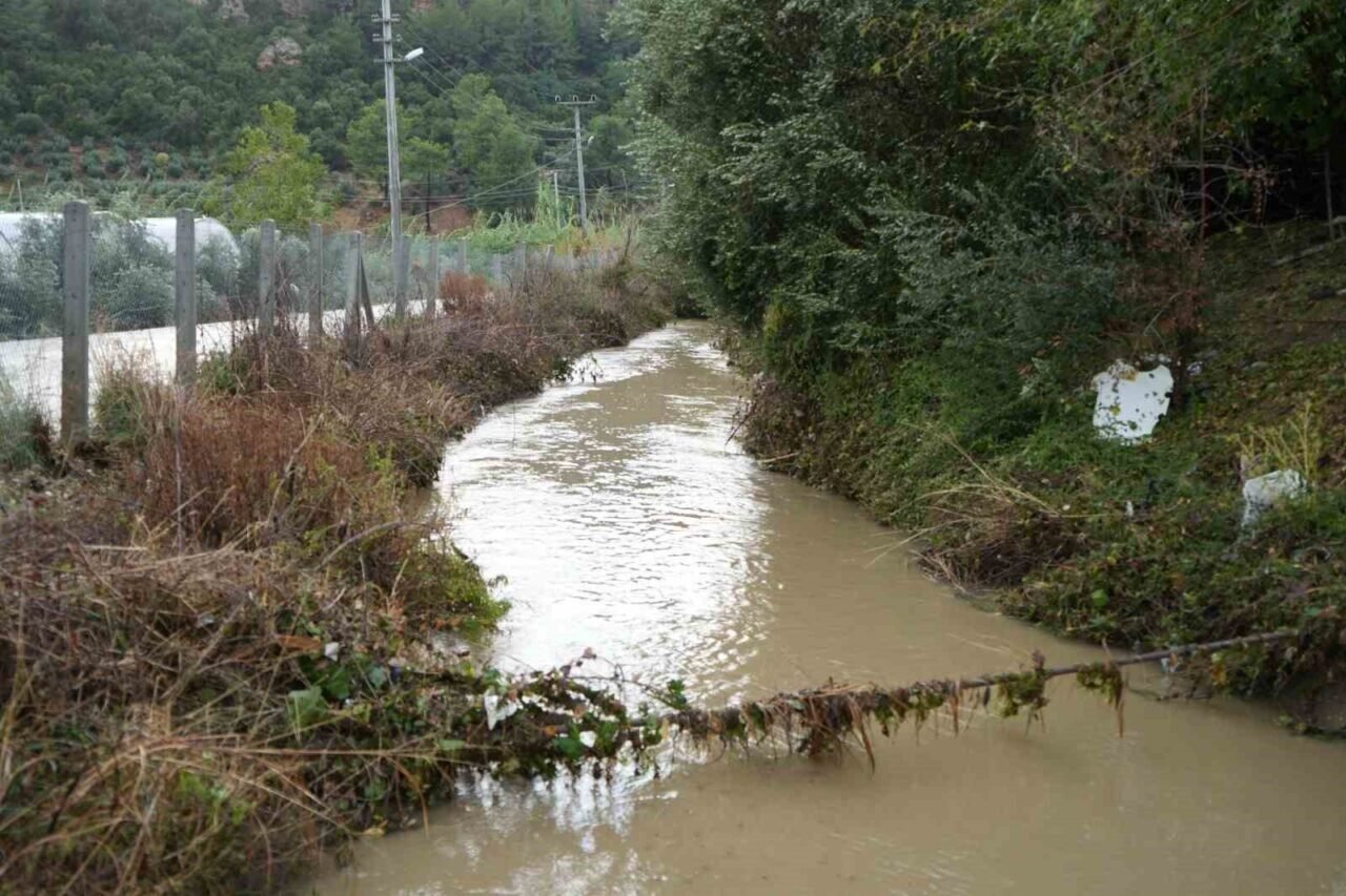 Antalya’da sağanak seraları da vurdu