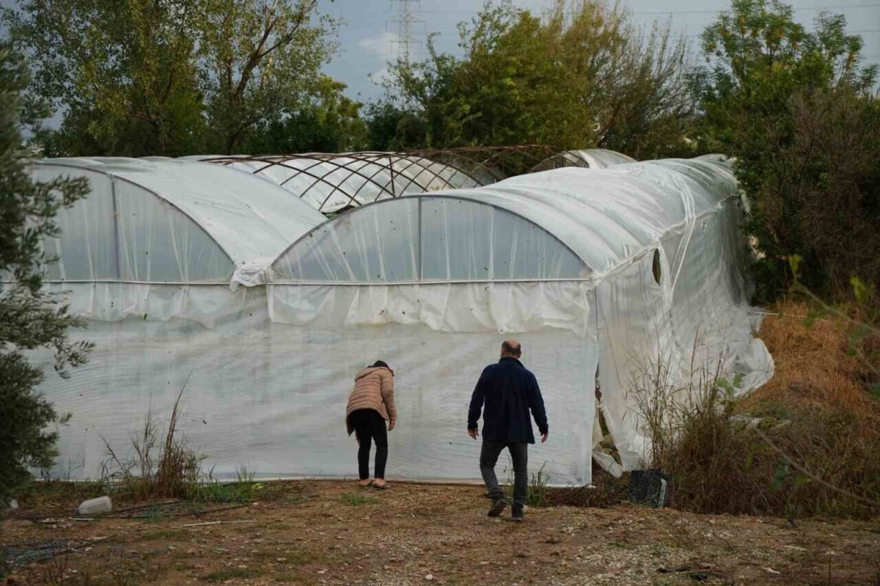 Antalya’da sağanak seraları da vurdu
