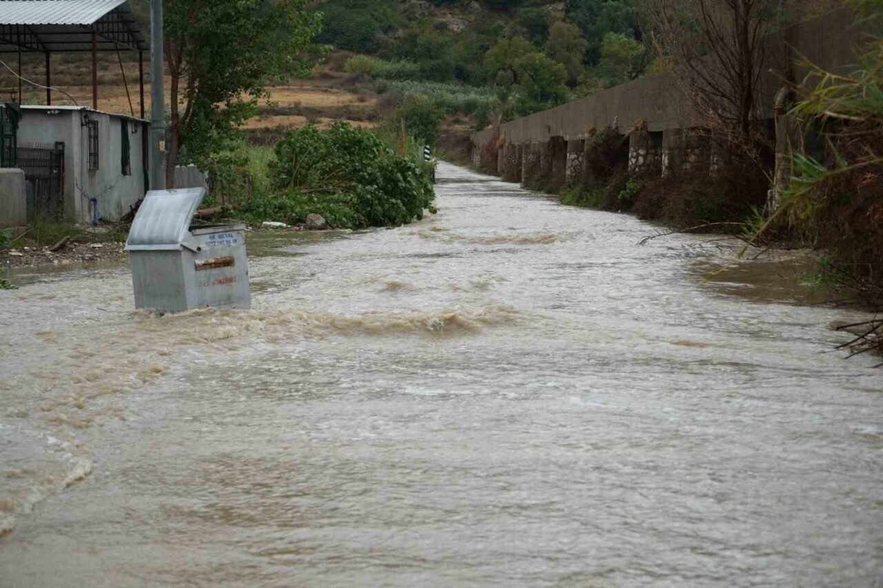Antalya’da sağanak seraları da vurdu