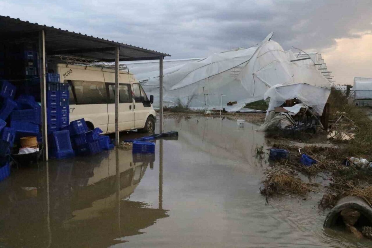 Antalya’da sağanak seraları da vurdu