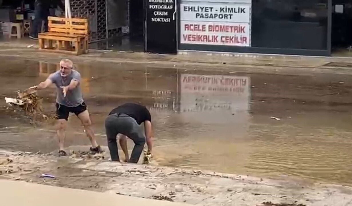 Antalya’da sağanak yolları göle döndürdü, araçlar mahsur kaldı