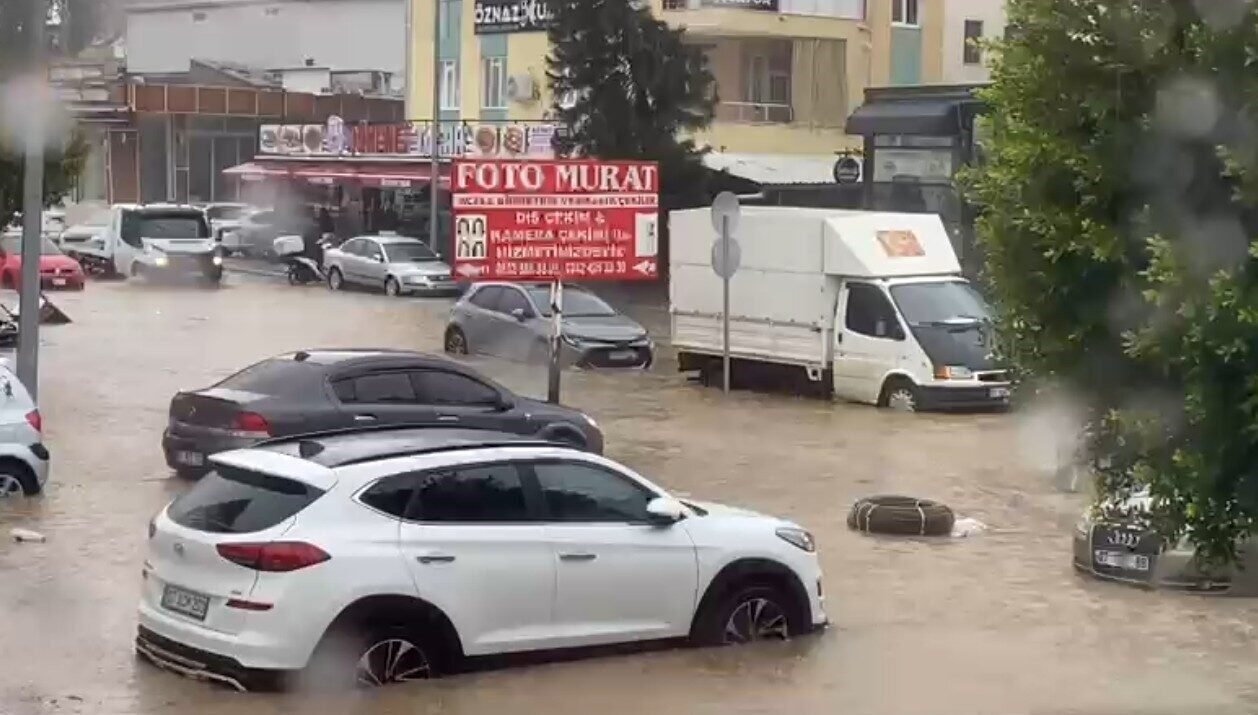 Antalya’da sağanak yolları göle döndürdü, araçlar mahsur kaldı