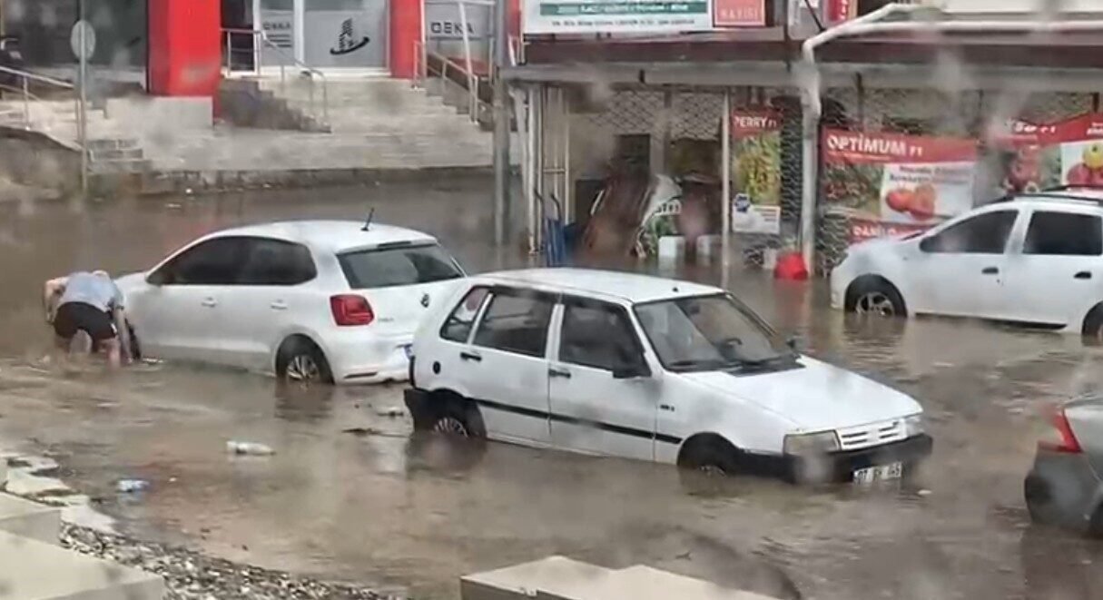 Antalya’da sağanak yolları göle döndürdü, araçlar mahsur kaldı