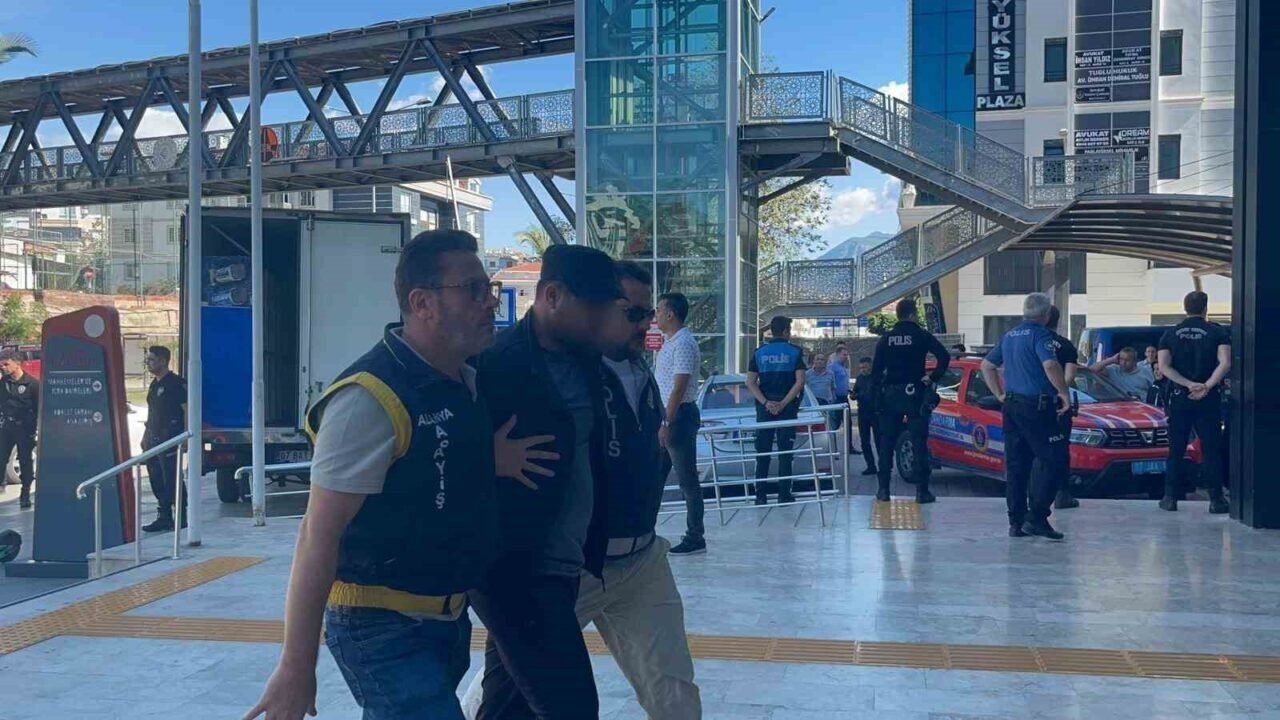 Antalya’da sokakta bıçaklandı, cesedi sarp kayalıklarda bulundu