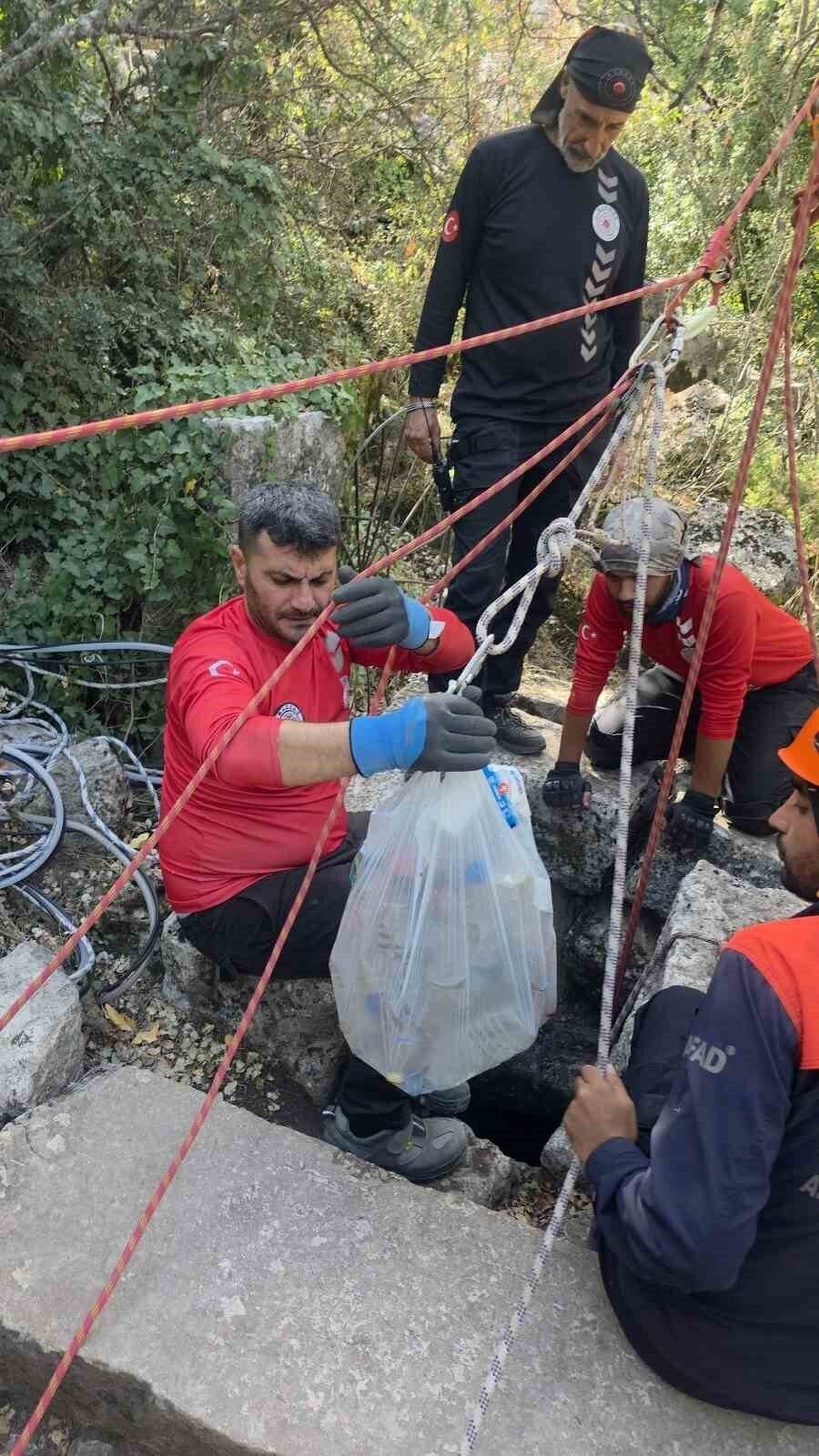 Antalya’da su kuyusu ve sarnıçlarda çöp topladılar