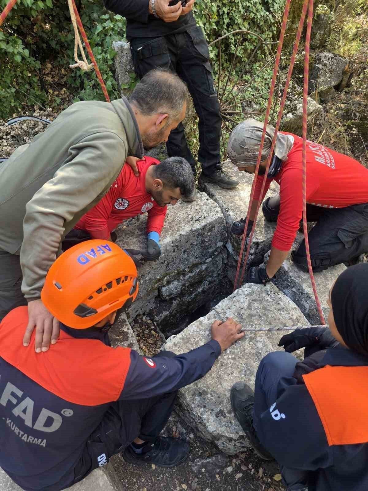 Antalya’da su kuyusu ve sarnıçlarda çöp topladılar Antalya’da su kuyusu ve sarnıçlarda çöp topladılar