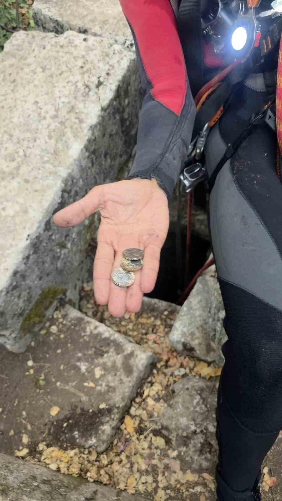 Antalya’da su kuyusu ve sarnıçlarda çöp topladılar