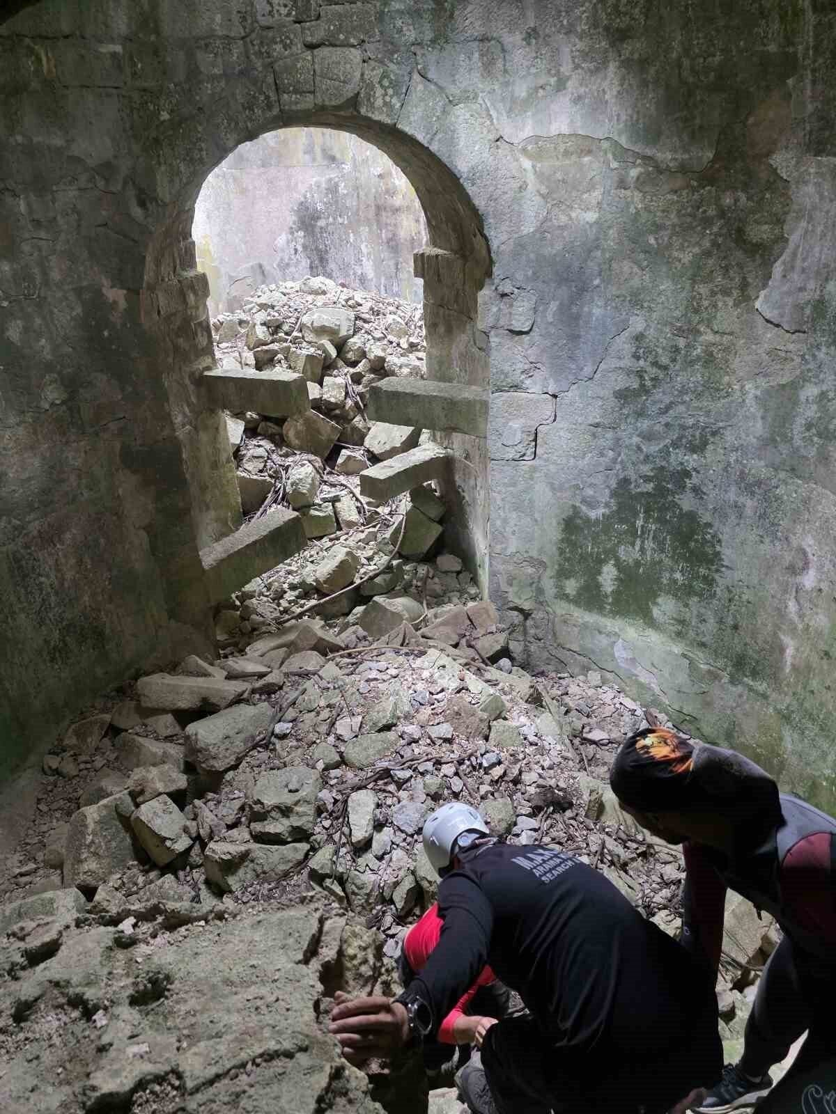 Antalya’da su kuyusu ve sarnıçlarda çöp topladılar