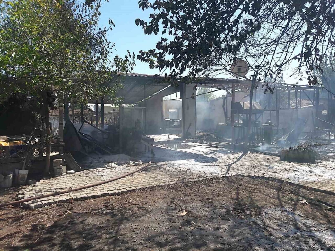 Antalya’da terk edilmiş baraka alev topuna döndü