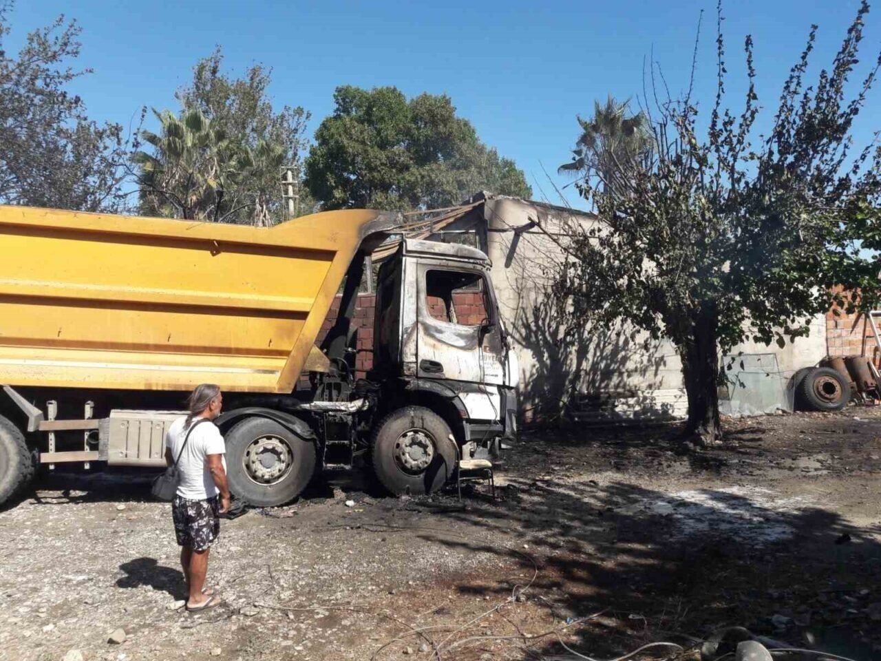 Antalya’da terk edilmiş baraka alev topuna döndü
