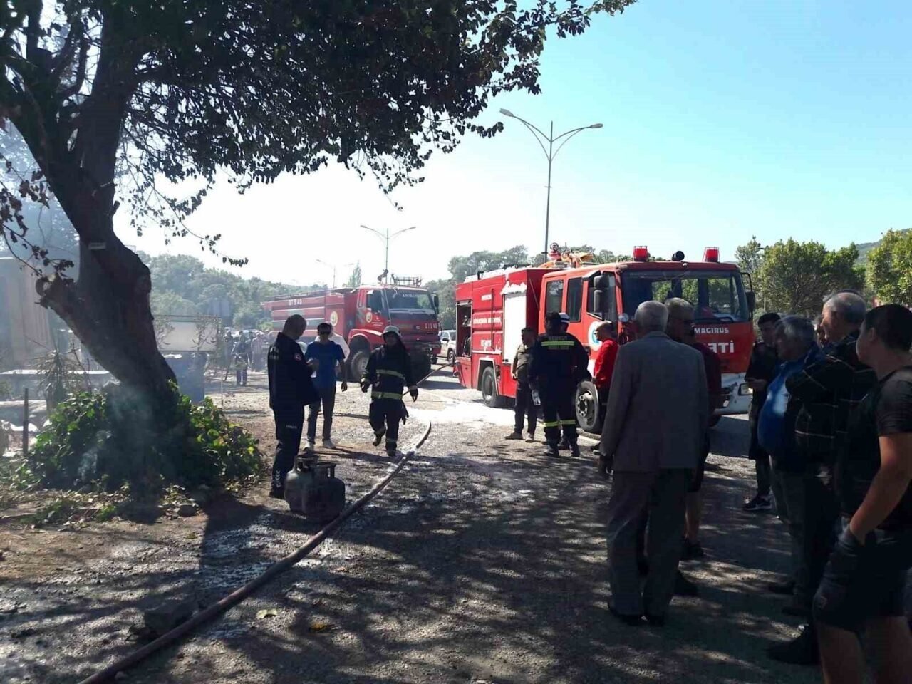 Antalya’da terk edilmiş baraka alev topuna döndü