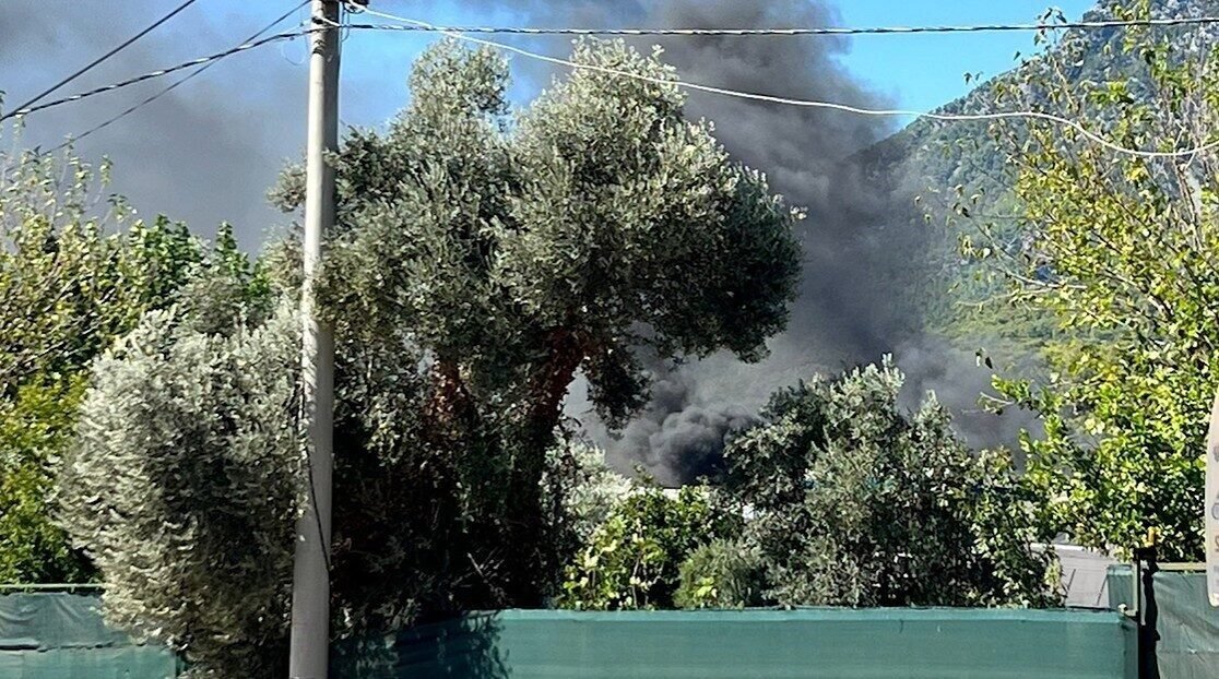Antalya’da terk edilmiş baraka alev topuna döndü